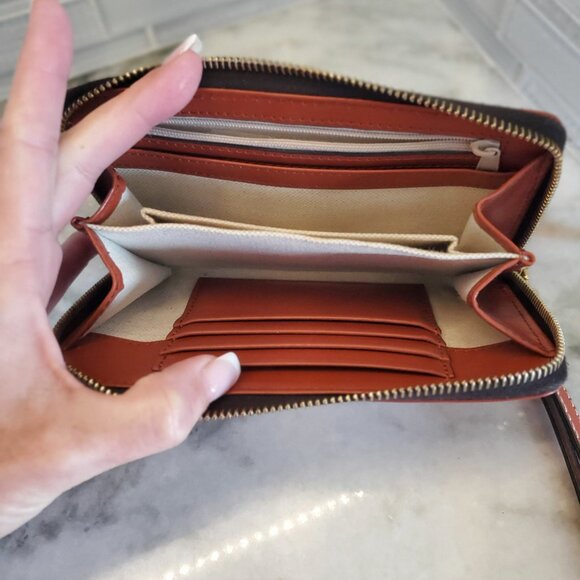 NWOT Dooney and Bourke Selleria British Tan Med Zip Wristlet - Picture 7 of 10